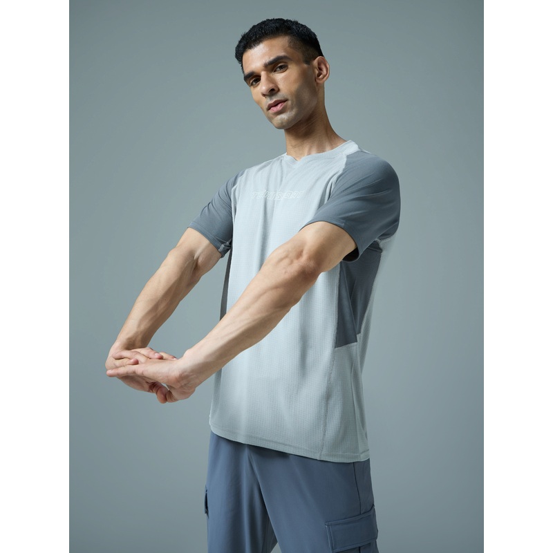 Men Colorblock Slim Fit Round Neck Sports T-shirt with TECHNOCOOL+