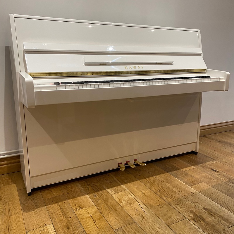 Pre-owned Kawai K-15 upright piano in polished white – A1