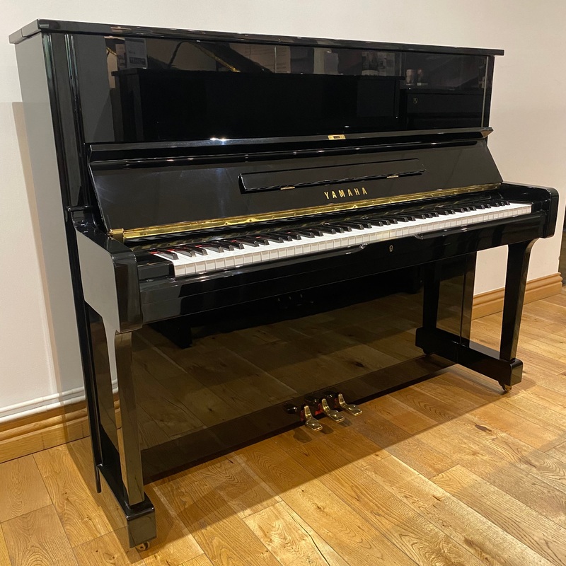 Pre-owned Yamaha U1H upright piano in polished ebony – A1