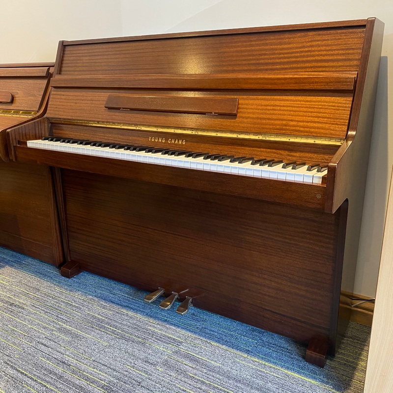 Pre-owned Young Chang U109 upright piano in satin mahogany – A1